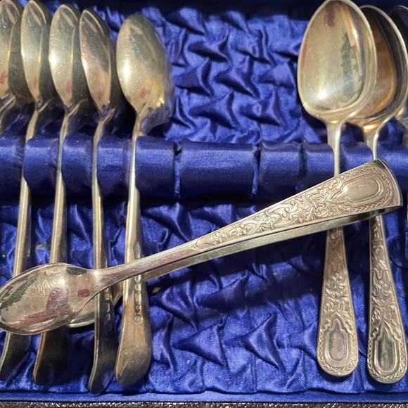 Antique Set of 12 Silver Plated Spoons & 1 Pair Tongs & original box c. 1880s - Picture 3 of 6